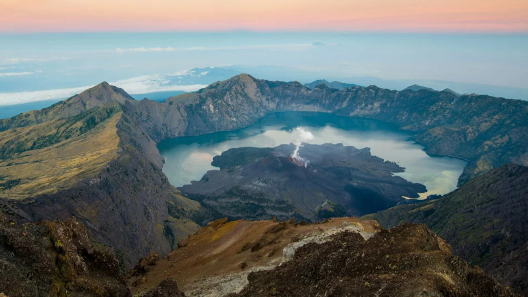 Vulco_-_monte_rinjani_325f7dd4